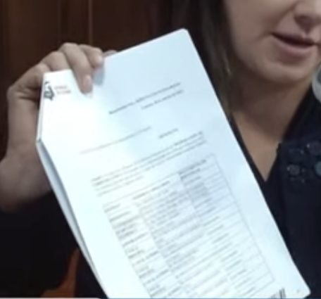 WRadioEc's tweet photo. Sobre destitución del cargo: Este 31 de junio nos acercamos al MIDUVI que es nuestro ente rector, para pedir información de quien es la dirigencia de la Federación de Barrios, y con documentos que me facilitaron seguimos como presidenta.
#WRadioEc #LaHoraClave https://t.co/BMianlaWD3