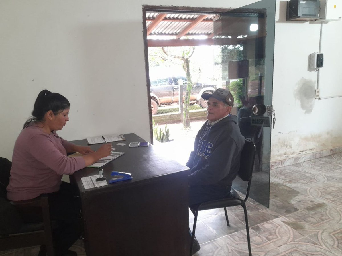 TSJE_Py's tweet photo. 👥 Ciudadanos del distrito de Gral. Higinio Morínigo, departamento de Caazapá aprovecharon el fin de semana para actualizar sus datos en el Registro Cívico Permanente (RCP) con la asistencia de los funcionarios del Registro Electoral local. 
🧵 https://t.co/EPNQW2Y6Ik