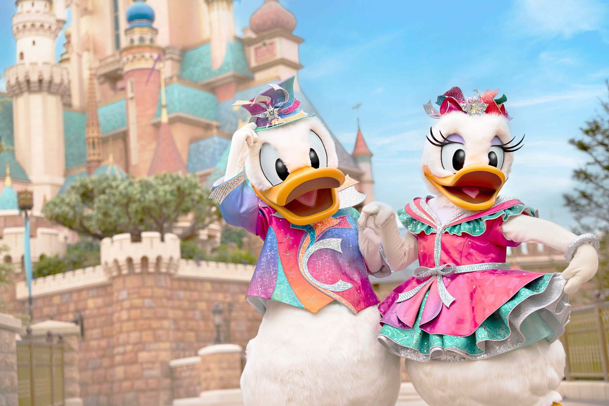 CyberbbLawrence's tweet photo. Official pictures of Disney characters in Hong Kong Disneyland 20th Anniversary outfit https://t.co/cF3MN2WOFl