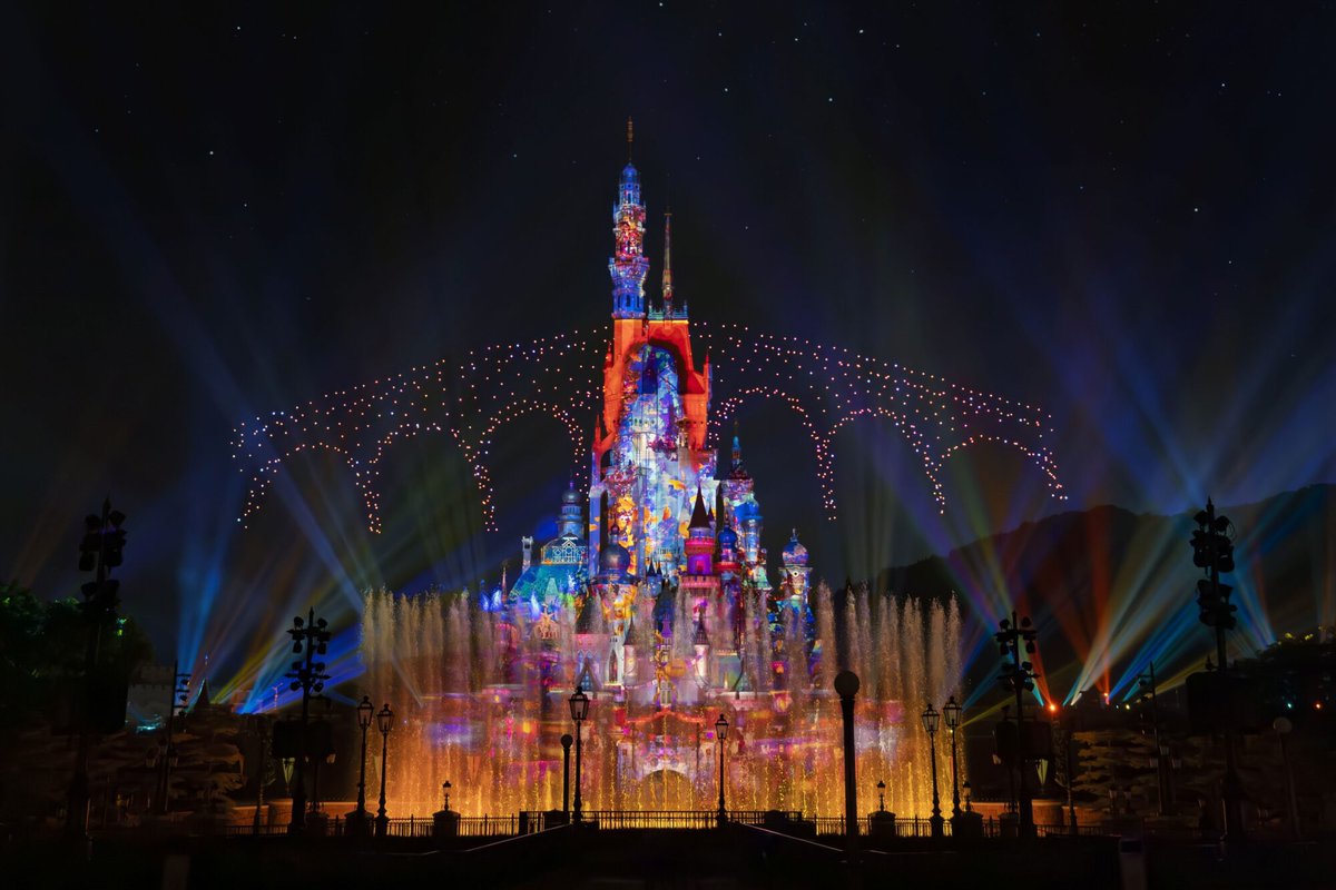 CyberbbLawrence's tweet photo. Official picture of “Momentous: Party in the Night Sky” at Hong Kong Disneyland https://t.co/VSoHZEa4ez