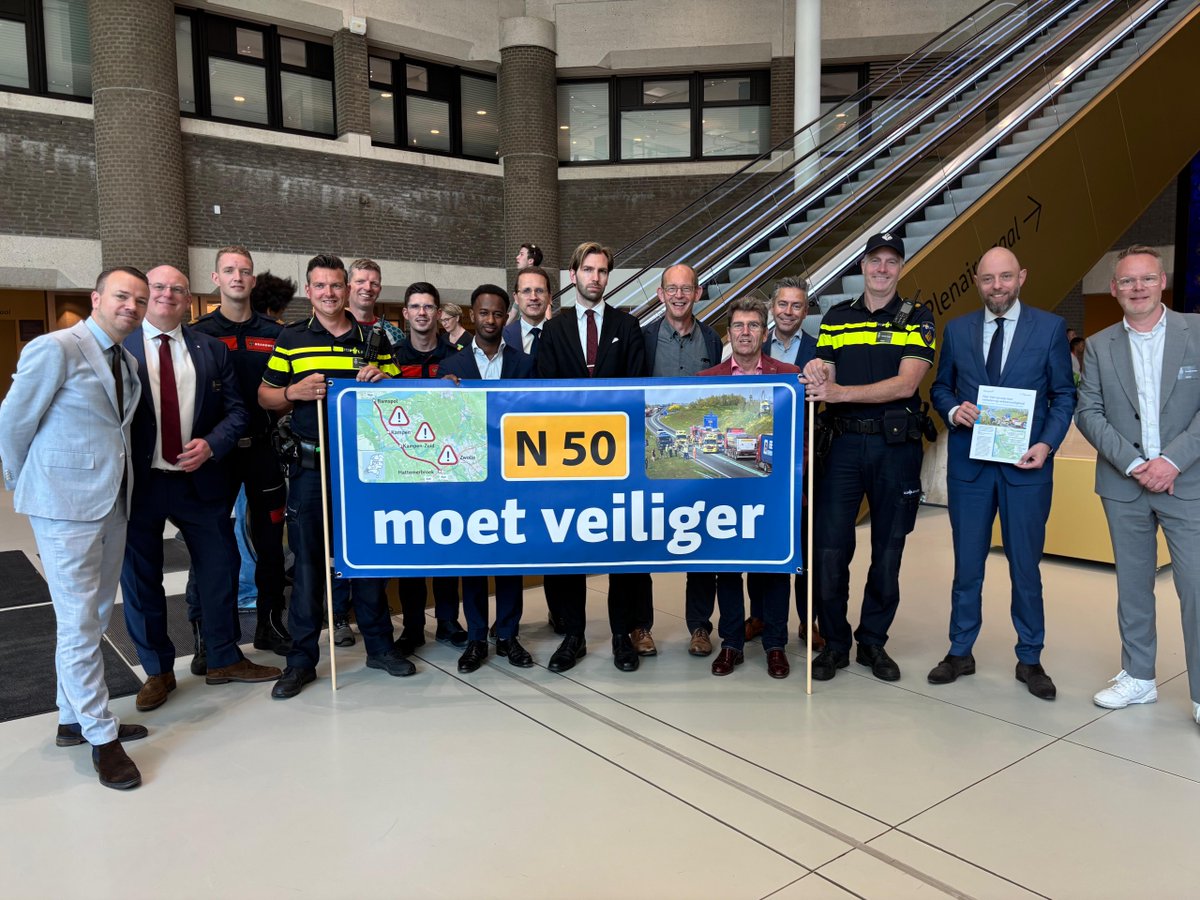 Vandaag is de petitie ‘Verbeter de verkeersveiligheid op de N50’ overhandigd aan leden van de Tweede Kamer. Met deze krachtige oproep vragen we samen met hulpverlener aan @minienwom de verkeersveiligheid op de N50 hoge prioriteit te geven.