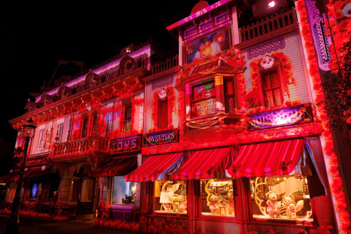CyberbbLawrence's tweet photo. Official picture of “Momentous: Party in the Night Sky” at Hong Kong Disneyland https://t.co/9hPYgeJPVR
