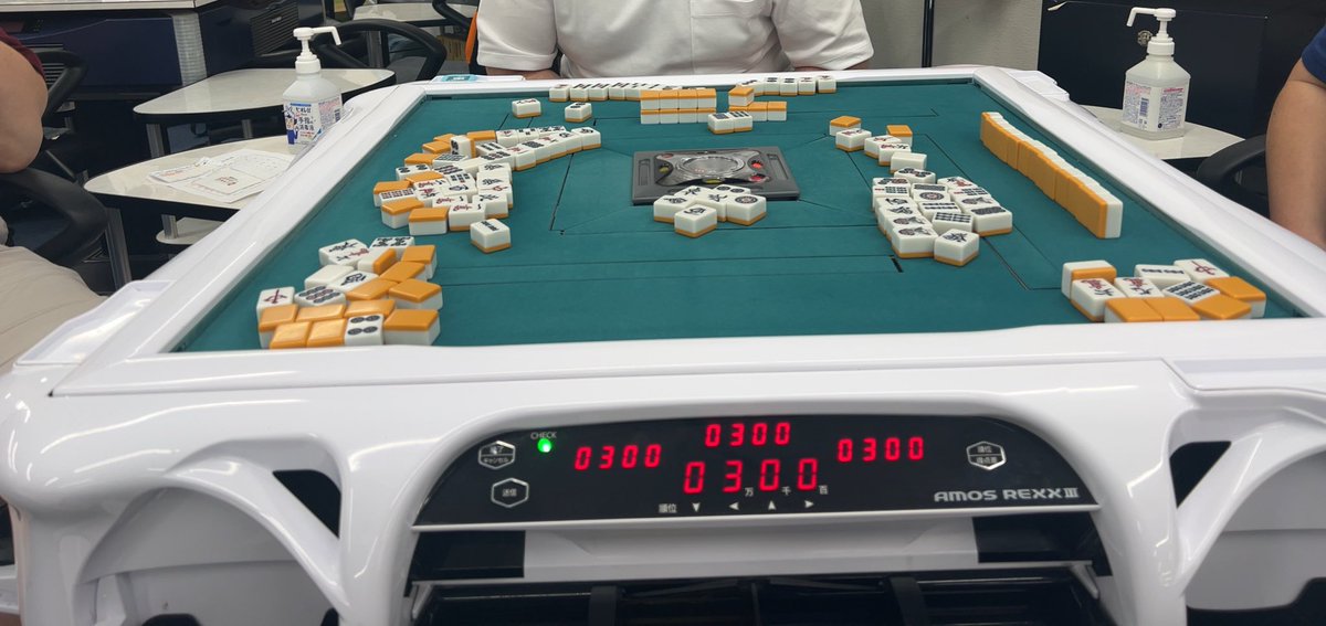 フランス人2人とオーストラリア人と麻雀。世界大会で来日されてるとのこと。

こんな複雑なルールをしっかり理解されてていて、そして強い！
麻雀が世界に広がるのは本当に嬉しい😃