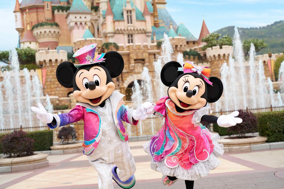 CyberbbLawrence's tweet photo. Official pictures of Disney characters in Hong Kong Disneyland 20th Anniversary outfit https://t.co/FTqfu2JRJ5