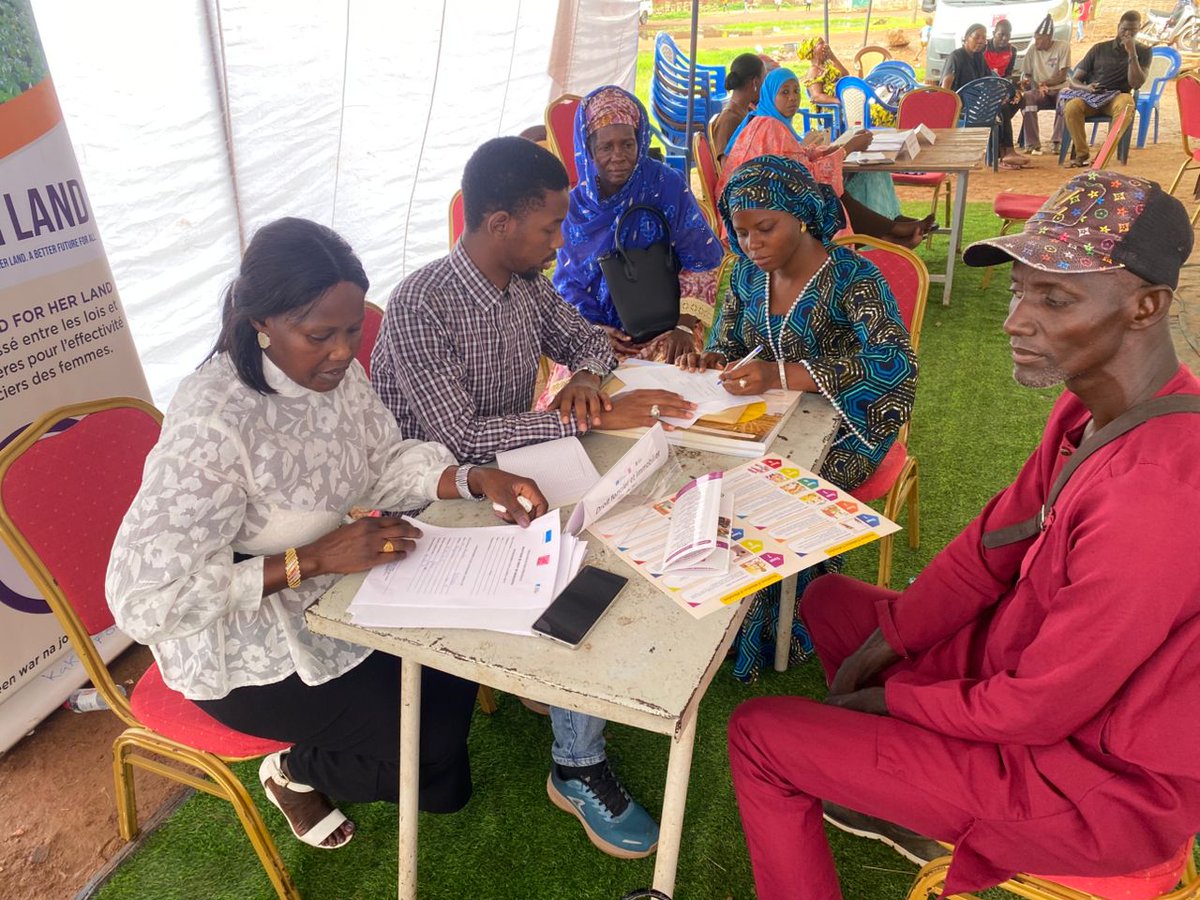 Du 26 au 29 juin à #Kédougou, #StandForHerLandSN co-animé la JPO aux côtés de l’AJS pour défendre les droits fonciers des  #femmesrurales.
✅ Rencontres avec les autorités
✅ Consultations juridiques
✅ 60 demandes foncières lancées
#Foncier #DroitsDesFemmes #S4HL