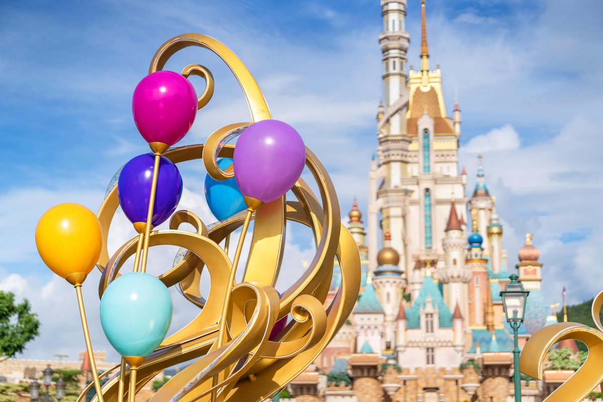 CyberbbLawrence's tweet photo. Official pictures of Hong Kong Disneyland 20th Anniversary decorations https://t.co/kgMn4bDVQD
