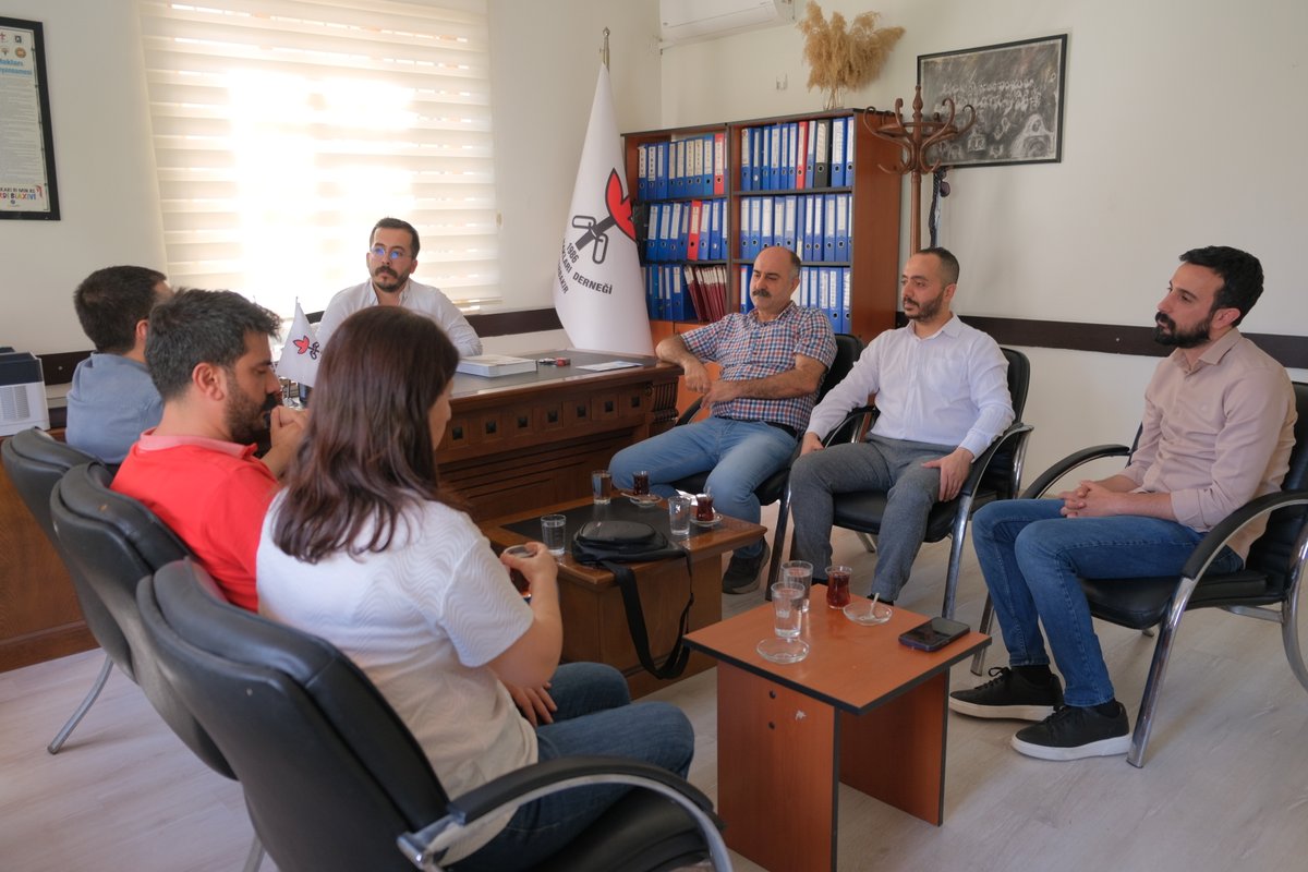 18. Olağan Genel Kurulumuzun ardından, TMMOB İl Koordinasyon Kurulu üyeleri şubemizi tebrik ziyaretinde bulundu.

Nazik ziyaretleri ve gösterdikleri dayanışma için kendilerine içtenlikle teşekkür ederiz.