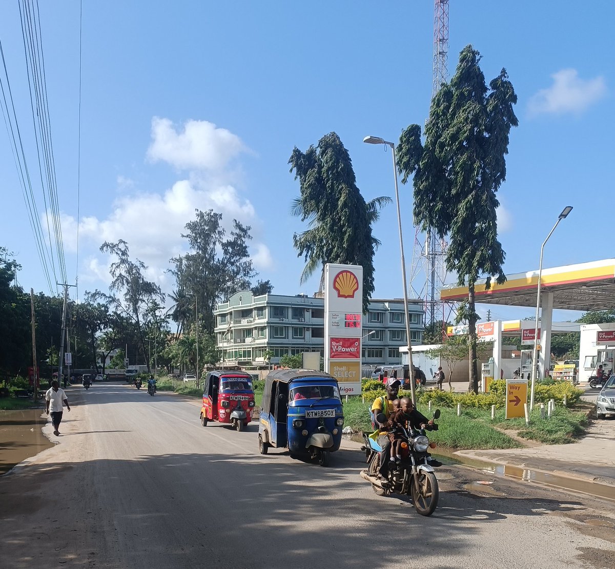 Lamu Road ndio Mida ya lala salama. Magari yazidi kutiririka kwelekea Kilifi, Mombasa na Nairobi. Tuwe makini.
<a href="/loddca/">Long Distance Drivers and Conductors Association</a> <a href="/princegershom_/">Subaru Leone</a> <a href="/RSAIKenya/">Road Safety Awareness Initiative (Kenya)</a> <a href="/motoristsoffice/">Motorist Association</a>