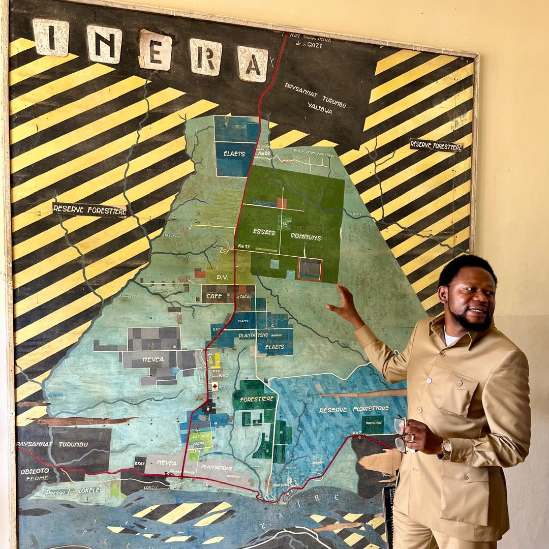 BelgiqueRDCongo's tweet image. Faire converger climat, environnement, économie et développement social est au cœur du #CouloirVert🌴. Avec les autorités 🇨🇩, le #GCP a visité plusieurs initiatives clés à #Kisangani et dans l’écosystème de #Yangambi pour ce grand projet de développement de la RDC📈.