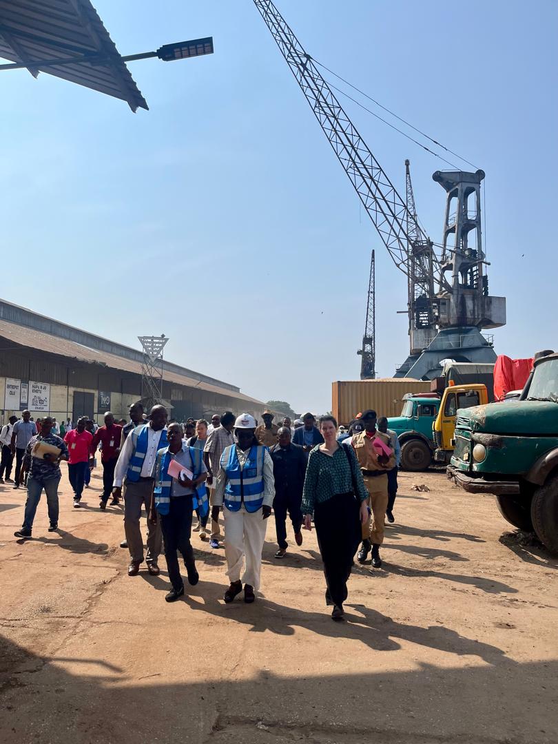 BelgiqueRDCongo's tweet image. Faire converger climat, environnement, économie et développement social est au cœur du #CouloirVert🌴. Avec les autorités 🇨🇩, le #GCP a visité plusieurs initiatives clés à #Kisangani et dans l’écosystème de #Yangambi pour ce grand projet de développement de la RDC📈.
