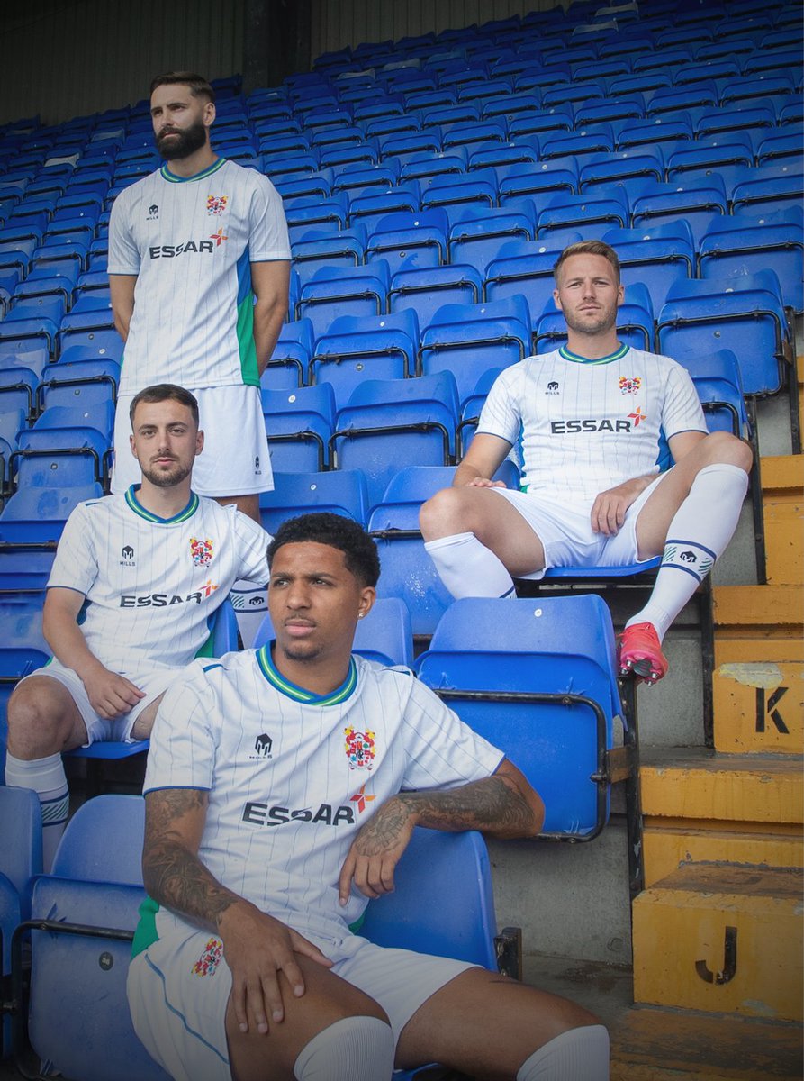 Club25Football's tweet photo. 🤍💙💚 @TranmereRovers × Mills 25/26 home shirt

Mills are doing both Tranmere and Indonesia proud here with another clean, classy kit - fine pinstripes with blue and green side panels for a refined look. Top supplier, showing the European brands how it should be done

#TRFC #SWA https://t.co/egXoFzolvt