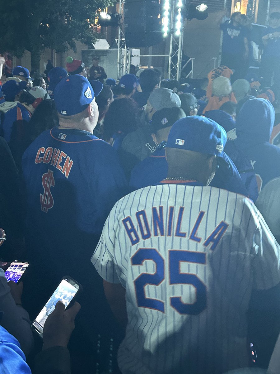 Billyjensen's tweet image. Did they know each other? Did they plan this? I saw these two guys outside of Citi Field last year and it warmed my heart. #bobbybonilladay