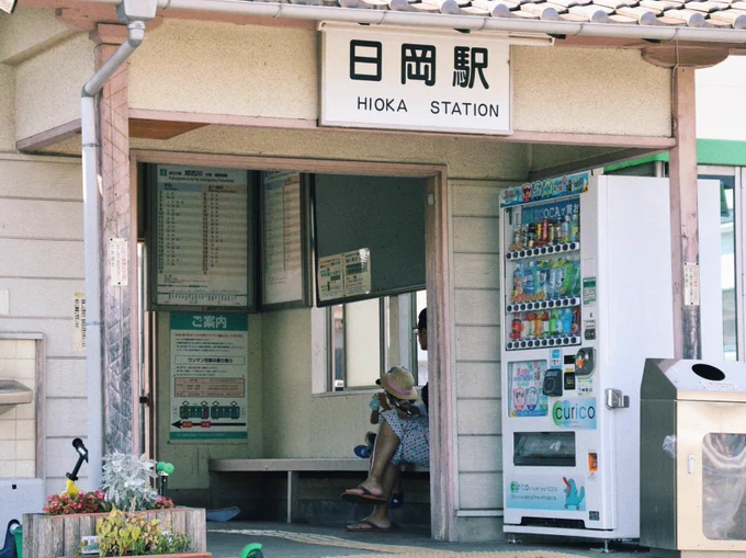 かつて信号の操作や転轍機の操作、タブレット交換、荷物扱いなど駅員の仕事は多くあり、どれだけ田舎でも国鉄時代は多くの駅に駅員が配置されていました。 しかし自動化や業務簡略化の波に飲まれ、この駅も例に漏れず1990年に無人駅になったのでした。 (写真はとある日の日岡駅)