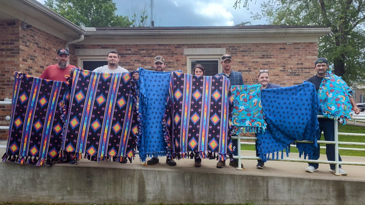 kentuckycourts's tweet image. Specialty Courts participants in Bath County spent the day making handmade blankets for #ProjectLinus, a nonprofit that provides comfort to children who are ill, traumatized or in need. 💙🧵 #RecoveryIsPossible #WeAllRise
