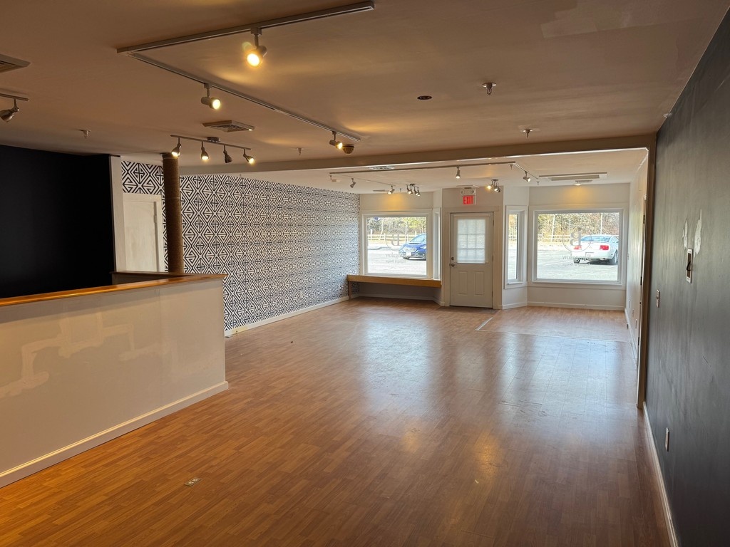 ComRealtyNet's tweet image. 🌟 Now Leasing in Iconic Shop Ahoy Plaza! 🌟

±900 SF of prime retail space
🚗 Great Route 28 visibility
🪧 Excellent signage opportunity
💲 $1,800/month + utilities &amp;amp; shared expenses
📍 1589 Main Street – Between the rotaries in West Chatham!

#ChathamMA #RetailForLease