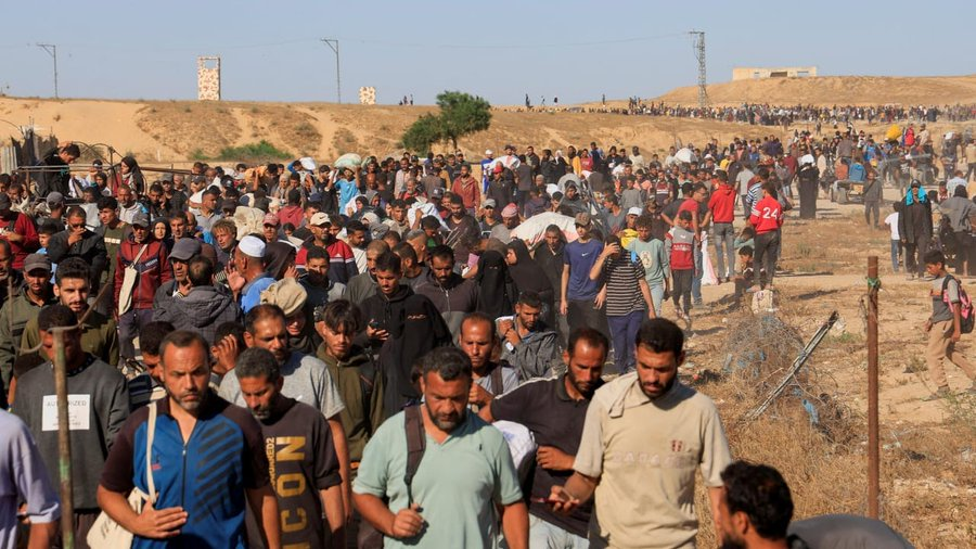 Allô l'AFP ? Selon cette enquête du Jerusalem Post qui cite des témoins palestiniens, c'est le Hamas qui ouvrirait le feu sur les civils lors des distributions d'aide humanitaire, avant de lancer des accusations infondées contre Israël.
Or, sauf erreur de ma part, vous