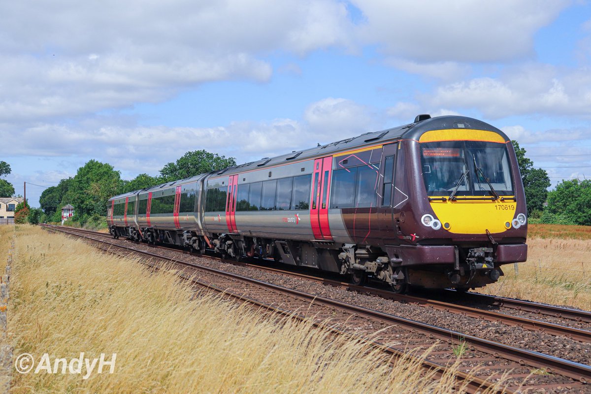 holtona72's tweet image. #TurbostarTuesday while i'm waiting for the GBRF 60 to come past on Saturday morning, @CrossCountryUK 170619 passes a very warm &amp;amp; sunny Uffington working 1L34 10.12 Leicester to Stansted Airport. #CrossCountryTrains #Turbostar 28/6/25