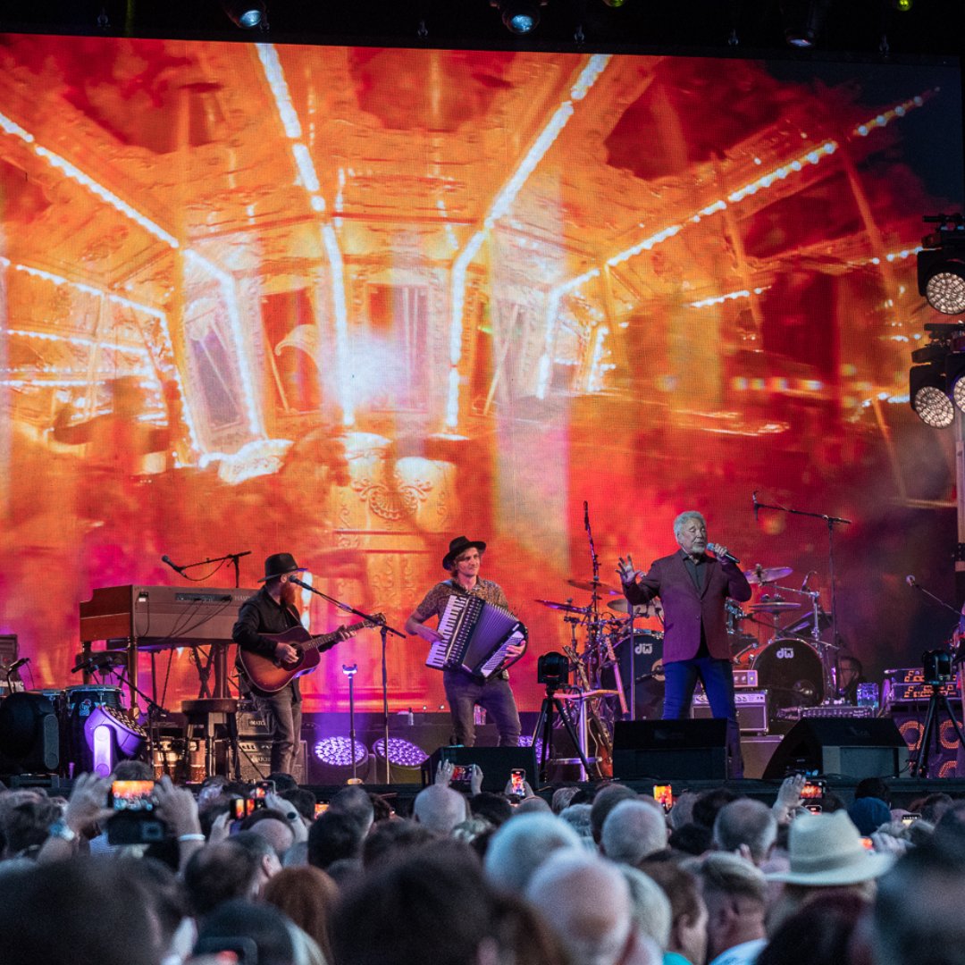 NewmarketRace's tweet photo. 🎤ONE MONTH TO GO!  

@RealSirTomJones will make his triumphant return to Newmarket for a full headline set after racing on 1st August.  

He last visited the racecourse in 2021 for a sold-out show, which coincided with his 80th birthday celebrations!  

🎟️https://t.co/fKQQRphAsv https://t.co/uMUcfrexmF
