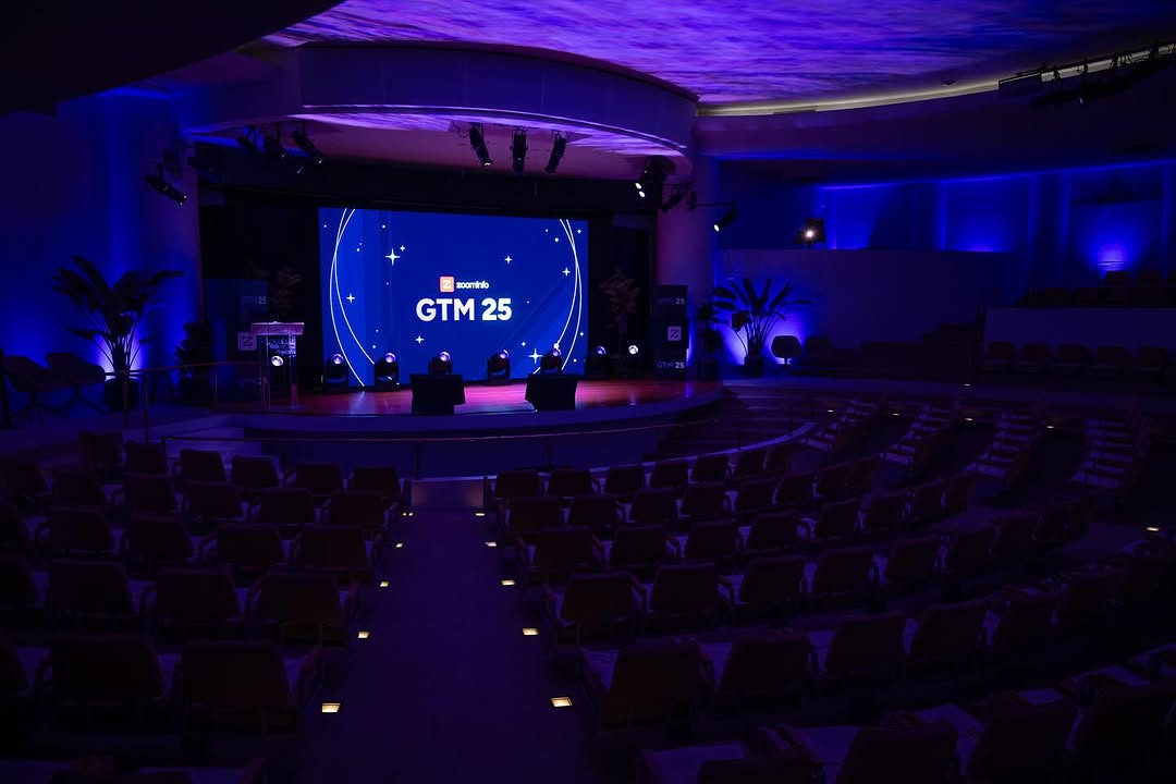 O2Eventworks's tweet image. A few moments from a recent event with ZoomInfo GTM 25 at the Guggenheim—featuring a dynamic moving light show and LED wall setup for presentations.

#EventProduction #LEDWall #NYCEvents