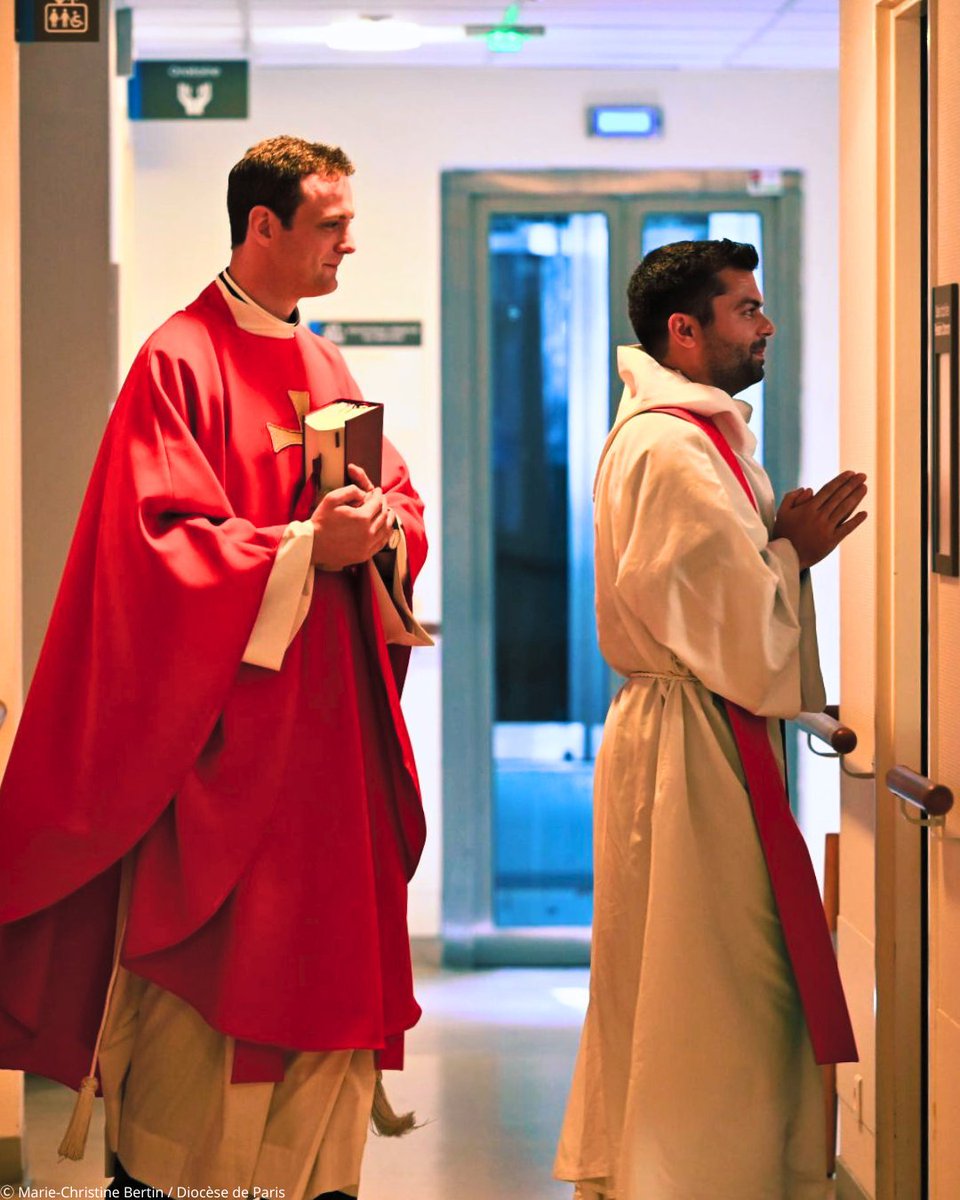 Lundi, les #prêtres nouvellement ordonnés ont célébré leur première messe pour les prêtres aînés du diocèse, à la chapelle de tous les Saints de la Maison Marie-Thérèse ✝️