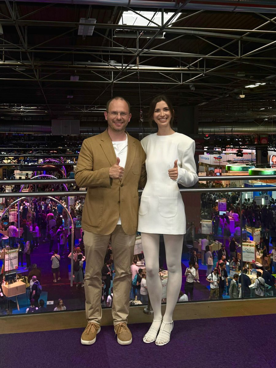 🚨 “90% of code will be written by AI.”
So… is this the end of developers?

At VivaTech in Paris, I asked <a href="/github/">GitHub</a>'s CEO Thomas Dohmke.

His answer?
❌ “No — it’s the BEST time ever to be a developer.”

Here’s why 👇