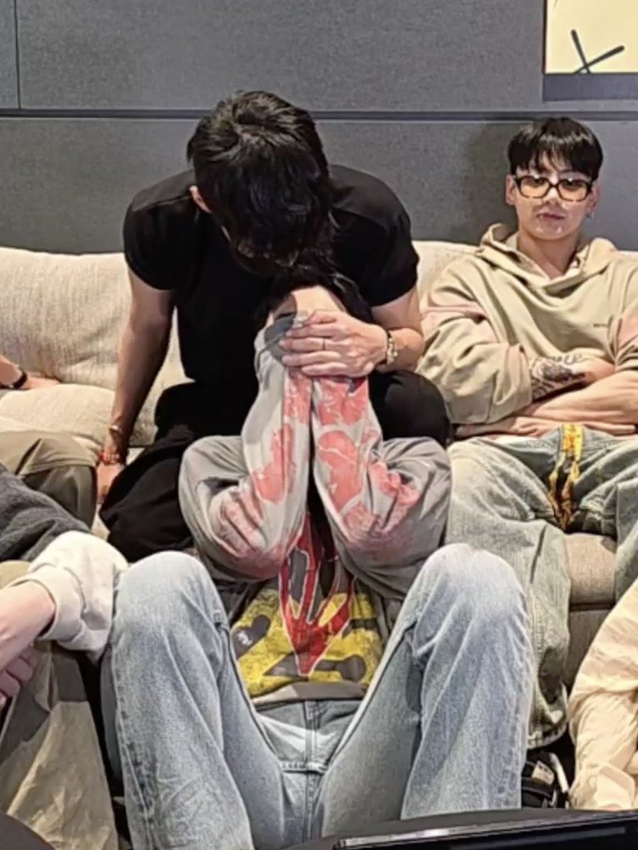 라이브 온 지 모르고 잇다가 트친 알람 받고 뒤늦게 말벌아저씨처럼 탐라에 뛰어들어왓는데 제일 처음 본 게 이거여서 아... 그러룰그러세요... 됨