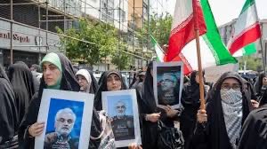 از روزی که اسرائیل وارد جنگ شده، آب و برق قطع نمی‌شود!
در دنیای مجازی و حقیقی، تجزیه‌طلب‌های پان‌ترک و پان‌کُرد ناپدید شده‌اند،
تمام چپ‌ها هم برگشته‌اند به تنظیمات کارخانه‌؛ در لباس ایران‌دوستی، شعارهای ضد جنگ سر می‌دهند، در حالی‌که عملاً حامی جمهوری اسلامی و فلسطین‌اند.
