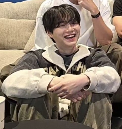 leaarchv's tweet photo. dear min yoongi,
senyummu mengalihkan duniaku 🫠 https://t.co/TRvhkwuGB9