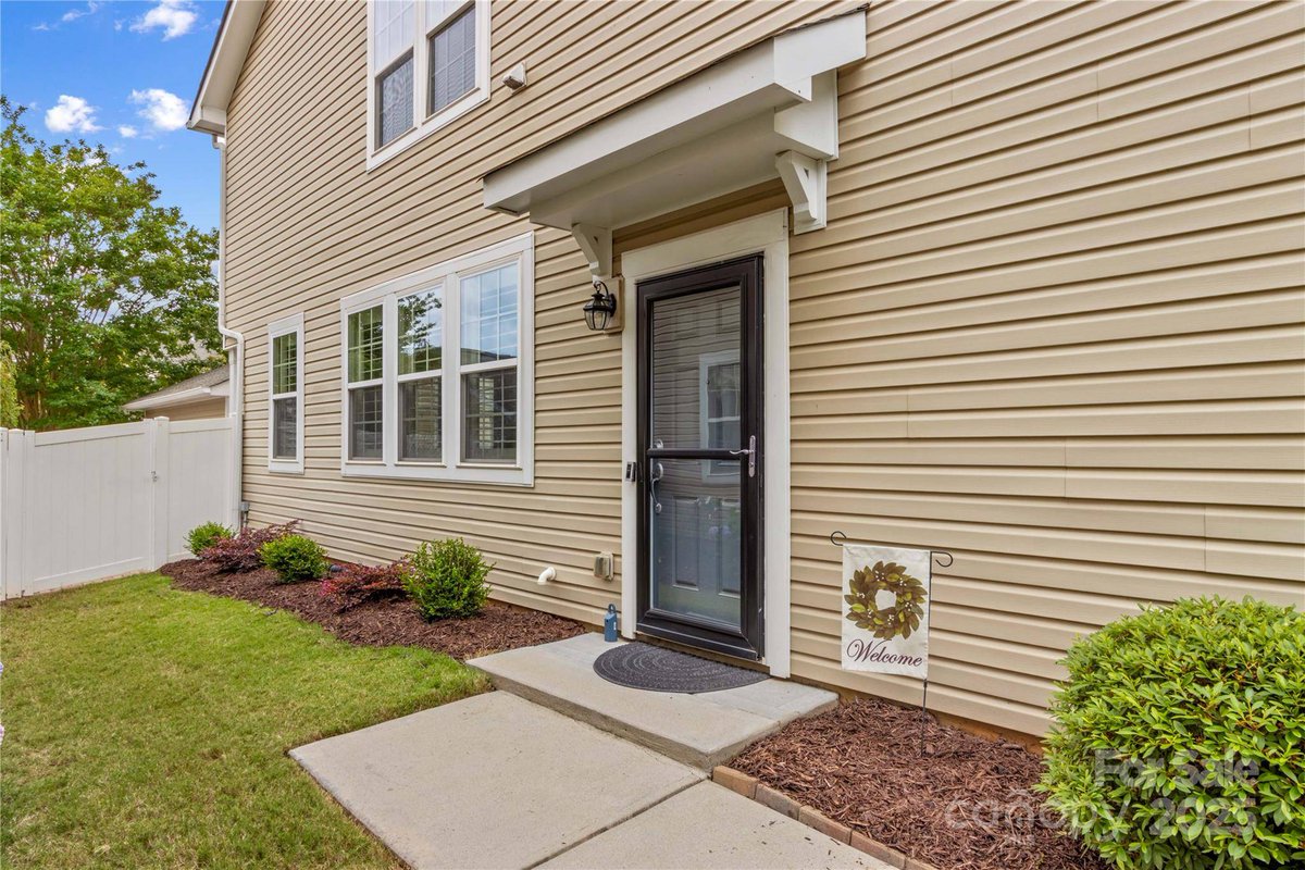 Dekuson's tweet photo. OPEN HOUSE!!!
Sat. 7/5 &amp; Sun. 7/6 - 12 PM to 3 PM
Step inside your next chapter at 18339 The Commons BLVD! 🌼🏠

#openhouseweekend #openhouse #openhousesaturday #openhousesunday
#corneliusnc #townhome #townhouse https://t.co/2j2tVtWxbA