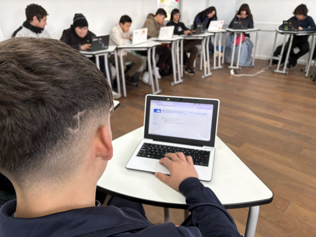 El CEA 183 Nelson Mandela <a href="/UTU_Uruguay/">UTU</a> recibe a los estudiantes del proyecto #RecuperaYAvanza con un desayuno de Panadería Aires Puros Comienza una instancia en modalidad híbrida en CREA <a href="/Ceibal_Uy/">Ceibal</a> apoyando el aprendizaje con compromiso, tecnología y cercanía.
#EducacionPublica🇺🇾