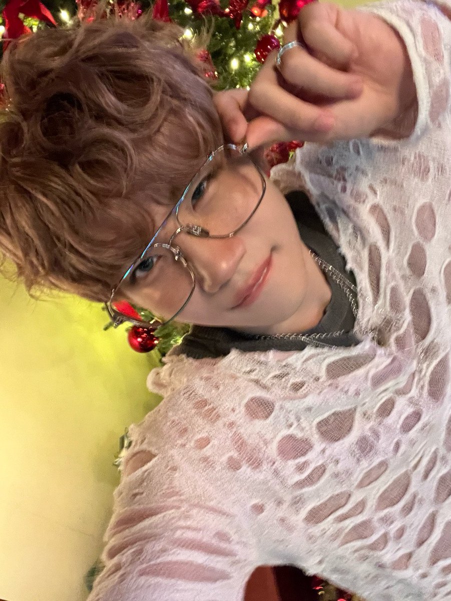 KENSHINGLOBAL's tweet image. [📸] 250701 —  WEVERSE UPDATE #KENSHIN

" Kenshin with freckles and glasses "

#켄신 #KENSHIN #櫻田健真 #さくらだけんしん #CLOSEYOUREYES #클로즈유어아이즈 #클유아 #CYE