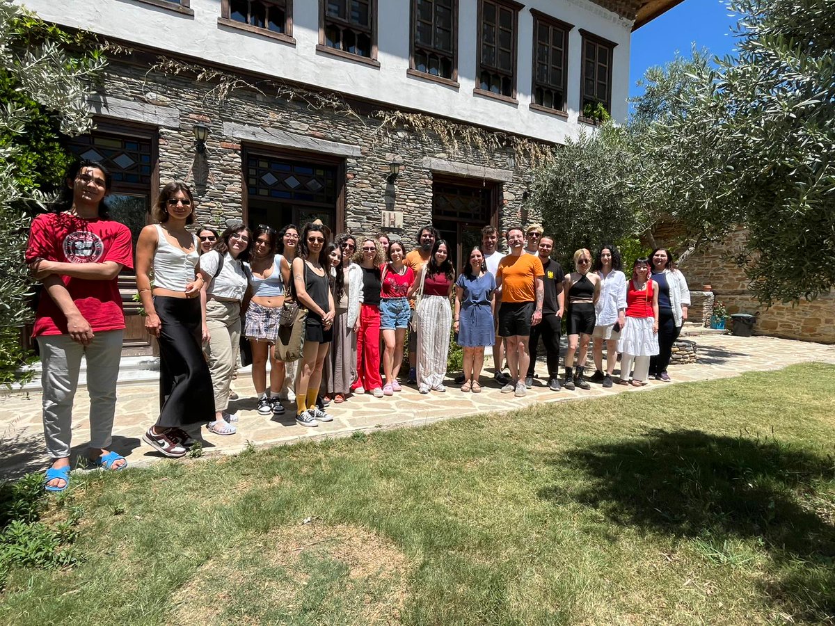 cog_ist's tweet photo. Güzel yüzler, güzel gülüşler!

Arkhé Şirince Kampüsü'nde düzenlediğimiz Dil ve Düşünce Etkileşimleri kampımız sona erdi! Bizim için her zamanki gibi çok eğlenceli ve öğreticiydi. Bir hafta gibi kısa bir sürede aylara sığmayacak anılar biriktirdik, dostluklar kurduk ve biraz da tatlı bir hüzünle yeniden buluşmayı umarak Şirince'den ayrıldık. Bizi kırmayıp yoğun takvimlerine rağmen katkı sunmayı kabul eden Tilbe Göksun, Demet Özet, Dilay Karadöller ve Maharrem Ayar hocalarımıza sonsuz teşekkürler! Ayrıca organizasyonda emeği geçen Defne Çoban, Yunus Şahin ve Arkhé koordinatörlerine de minnettarız.

Gelecek etkinliklerde görüşmek üzere!

@ArkheProjesi @GoksunTilbe @DemetOzer11 @DilayKaradoller @themrmayar @herrbokologist @laurusnobilis24