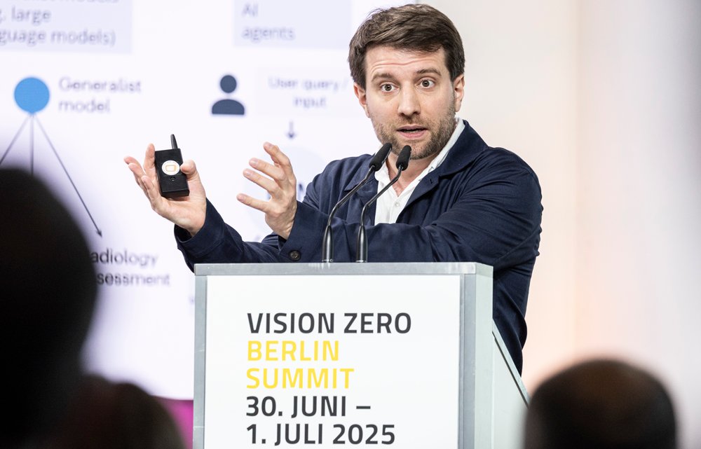 „Werden Seite an Seite mit KI arbeiten“
KI nimmt die Krebsmedizin im Sturm, von Tumorboard bis digitale Biomarker. Sind KI-Agenten die neuen Kolleg:innen?
#JakobNikolasKather #visionzerooncology #visionzerosummit #philippgrätzel #ehealthcom
e-health-com.de/details-news/w…