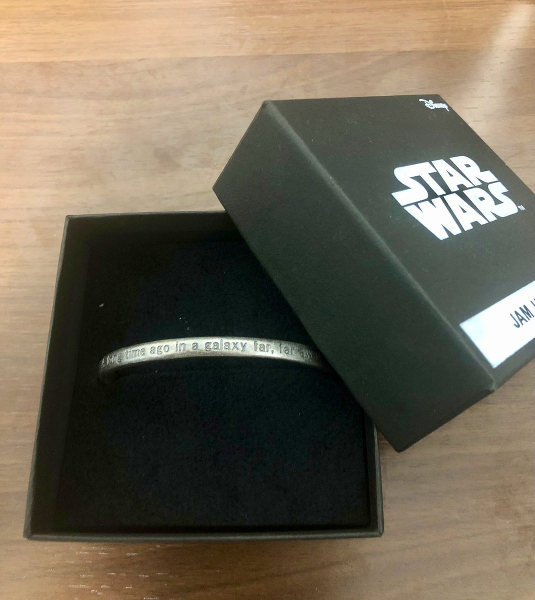 utnc22's tweet image. 最近使い始めたバングル
よくよく見るとSTARWARSってデザインがよき👍
夏場はTシャツスタイルが基本なんで重宝してくれるはず