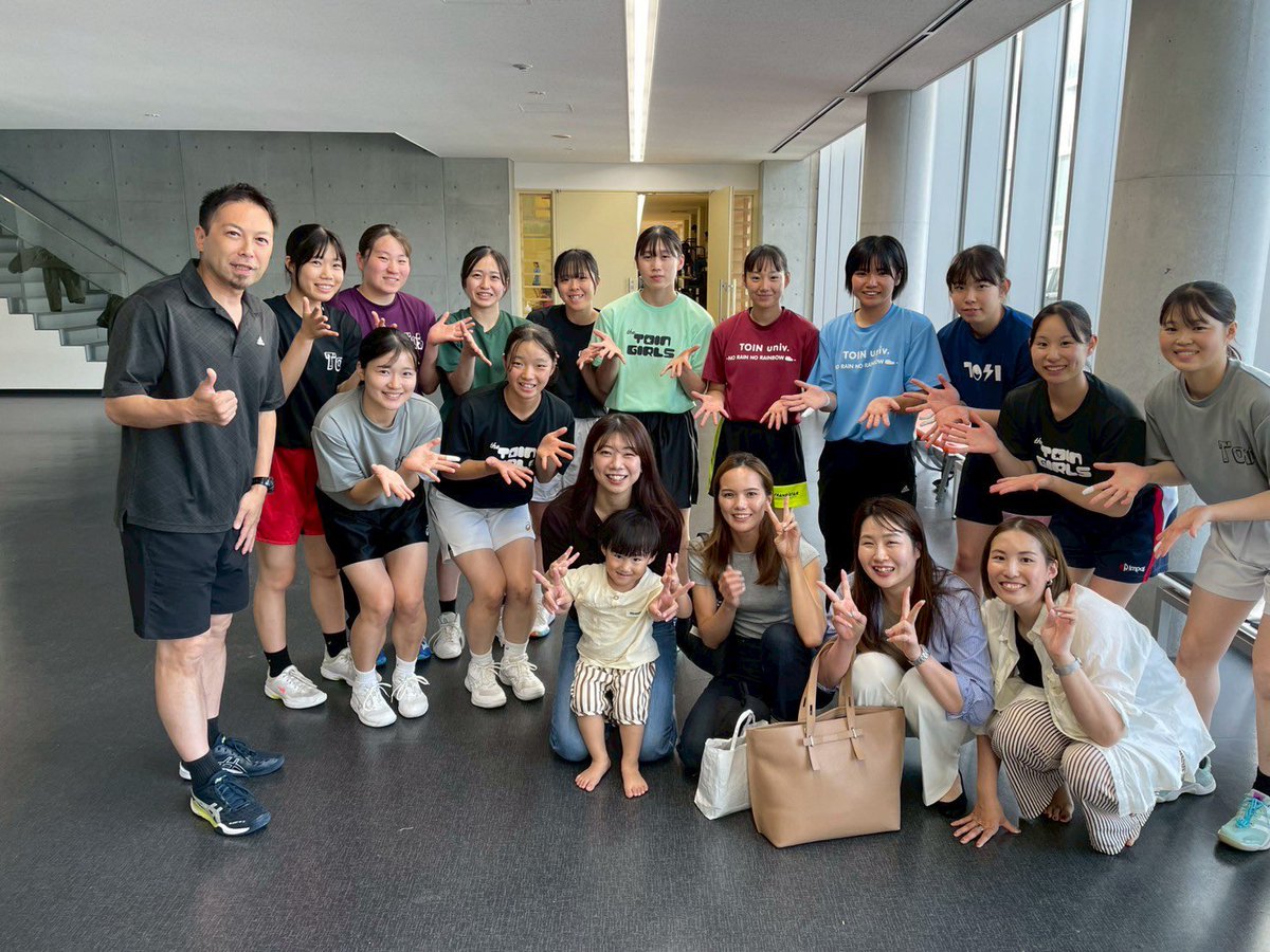 こんにちは🌈

先日の練習試合に(左から)林美里さん、渡辺樹さん、石田由規乃さん、湯山桃花さんが来て下さいました！！

渡辺樹さん本当にお疲れ様でした✨✨

桐蔭では、卒業された後も日本リーグで活躍されている先輩方がたくさんいます🇯🇵
桐蔭一同応援しています！！！

#桐蔭女子ハンド部