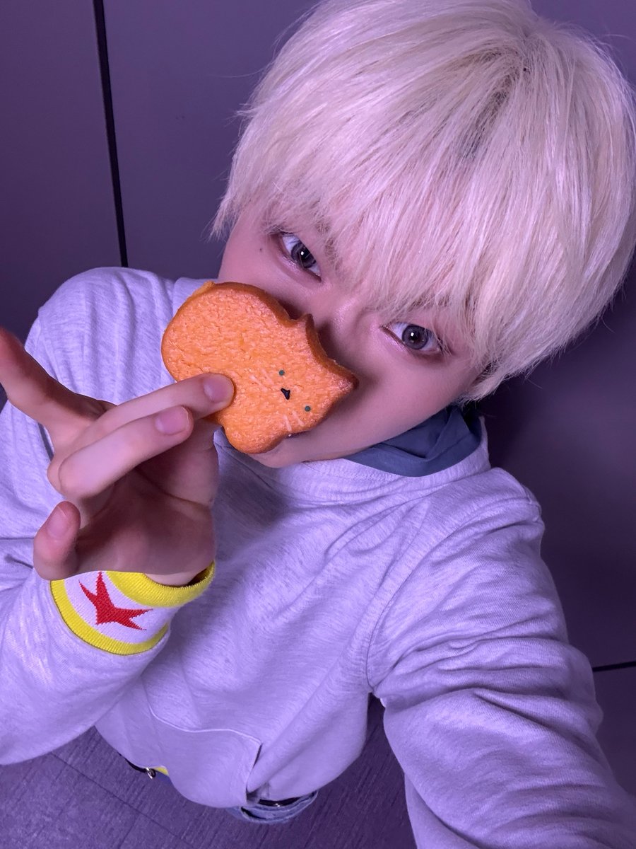 [#HONG]
안녕 파워 ~ 오늘도 좋은 하루 보냈나요 저는 오늘 잊지 못할 하루를 보냈는데요 저희 파우가 활동을 하면서 1위 후보에 처음 올랐어요 처음에 어떨떨 했는데 정말 긴장되더라구요 엔딩 때 스태프분께서 이제 1위 후보 파우 들어가실게요 하는데 음…저도 그 기분을 뭐라고 표현해야 할지는