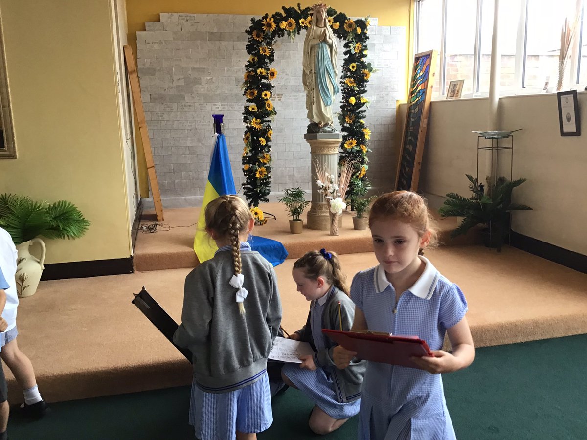 StJBoscoYear1's tweet photo. We really enjoyed our morning at church. Thank you to Father Grant, who showed us around and talked about some really important things in our church. @StJBoscoYear1 https://t.co/4j86nMlbQq