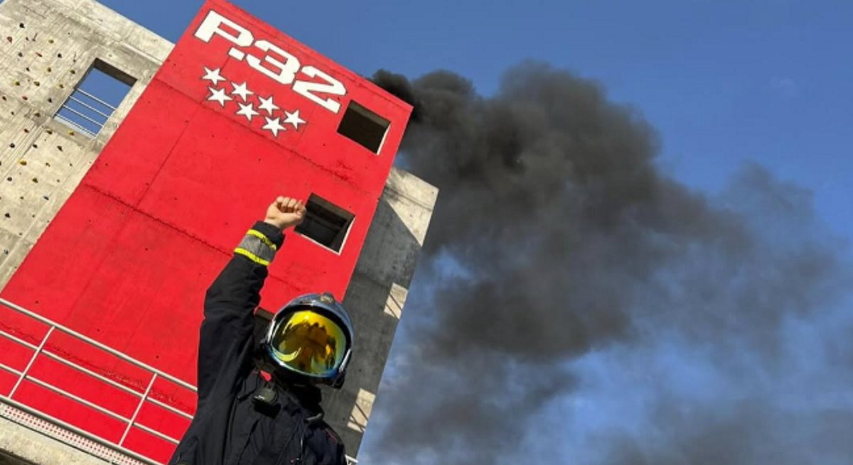 Ayuso pretendía bajar el sueldo a parte de sus bomberos e impedirles protestar. Los bomberos le han respondido con protestas incendiando 22 torres de maniobras y la presidenta de la Comunidad de Madrid del PP ha tenido que ceder y dar marcha atrás a sus recortes.