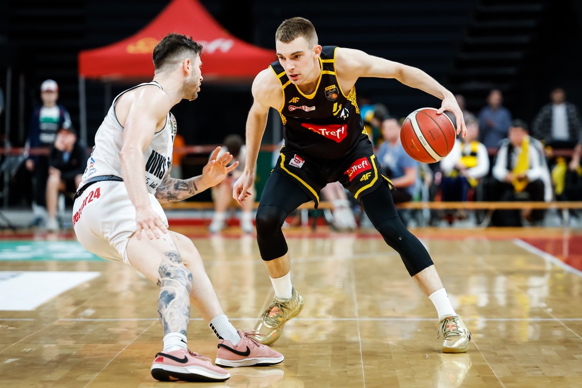 MISTRZ POLSKI 2024 🏆 (@treflsopot) on Twitter photo Miłosz Toczek w przyszłym sezonie nie będzie koszykarzem Trefla Sopot. Kontrakt rozgrywającego został rozwiązany. #plkpl
Ostatnio zawodnik był wypożyczony do <a href="/sksstarogard/">Kociewskie Diabły</a>, gdzie średnio grał przez 12 minut i notował 2,5 punktu oraz 1,5 asysty 📊 #1LKosz
Powodzenia, <a href="/mtoczek_/">Miłosz Toczek</a>! Miłosz Toczek w przyszłym sezonie nie będzie koszykarzem Trefla Sopot. Kontrakt rozgrywającego został rozwiązany. #plkpl
Ostatnio zawodnik był wypożyczony do <a href="/sksstarogard/">Kociewskie Diabły</a>, gdzie średnio grał przez 12 minut i notował 2,5 punktu oraz 1,5 asysty 📊 #1LKosz
Powodzenia, <a href="/mtoczek_/">Miłosz Toczek</a>!