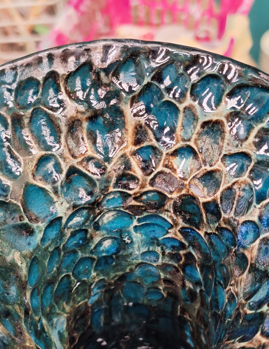 Ceramicist Sally Cush recently joined us on the Factory floor; today's packing day as she gets vases ready to send to Millcove Gallery ahead of their Excellence in Irish Ceramic Exhibition. Check out those absolutely gorgeous colours and textures 😍