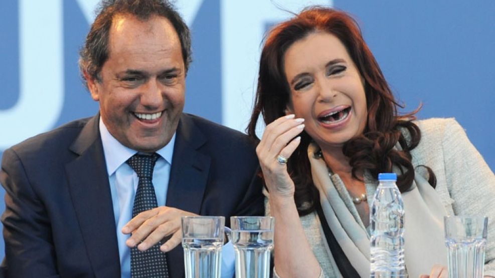 MEMORIA: 

No se olviden que Cristina (hoy presa) y Daniel Scioli ACTUAL FUNCIONARIO DE ESTE GOBIERNO, estuvieron a favor de la ESTATIZACION DE YPF.