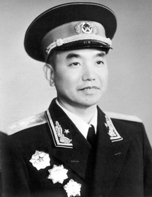 iandenisjohnson's tweet image. Who was behind one of the most important magazines in the history of the PRC? How did it get its start? This bilingual essay by @MinjianArchives tells the backstory to "China Through the Ages" (炎黄春秋). It's free. Read it. Like it. Subscribe to it.
chinaunofficialarchives.substack.com/p/efe?utm_camp…