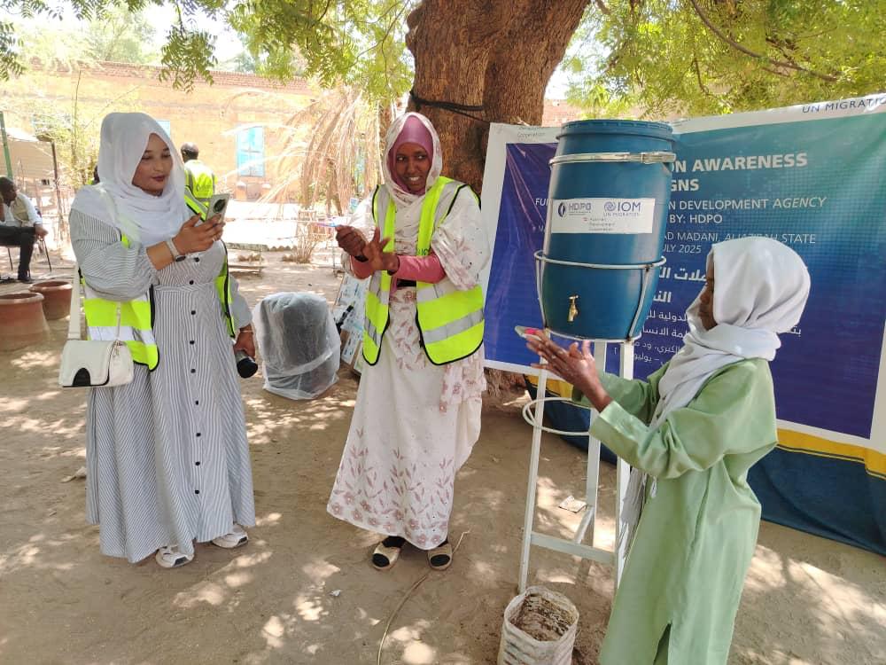 IOMSudan's tweet image. As returns continue in Wad Madani, IOM & @HDPO12 held a Health Awareness Day, sharing cholera prevention tips & key hygiene messages through drama performances at schools & markets.
With support from @AustrianDev - together we are keeping communities safe.