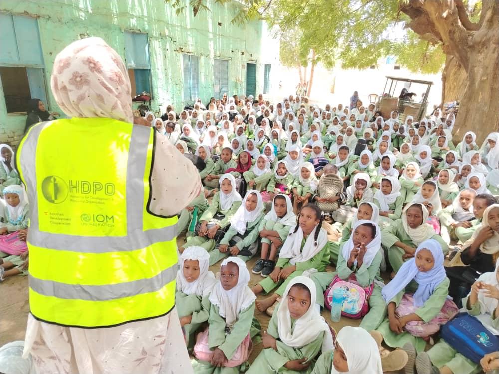 IOMSudan's tweet image. As returns continue in Wad Madani, IOM & @HDPO12 held a Health Awareness Day, sharing cholera prevention tips & key hygiene messages through drama performances at schools & markets.
With support from @AustrianDev - together we are keeping communities safe.