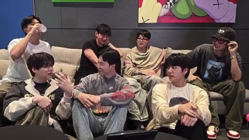 Yoongi contó que también lloró el ultimo día de su concierto: 

🐿 Todo el proceso me hizo llorar.
🐱 Yo también sollozaba el último día, abrazando la guitarra así..
🐨 Lo sabemos.
🐯 Es la tercera vez que lo dice, parece que quiere que pongamos atención en eso 😂😂😂 (+)