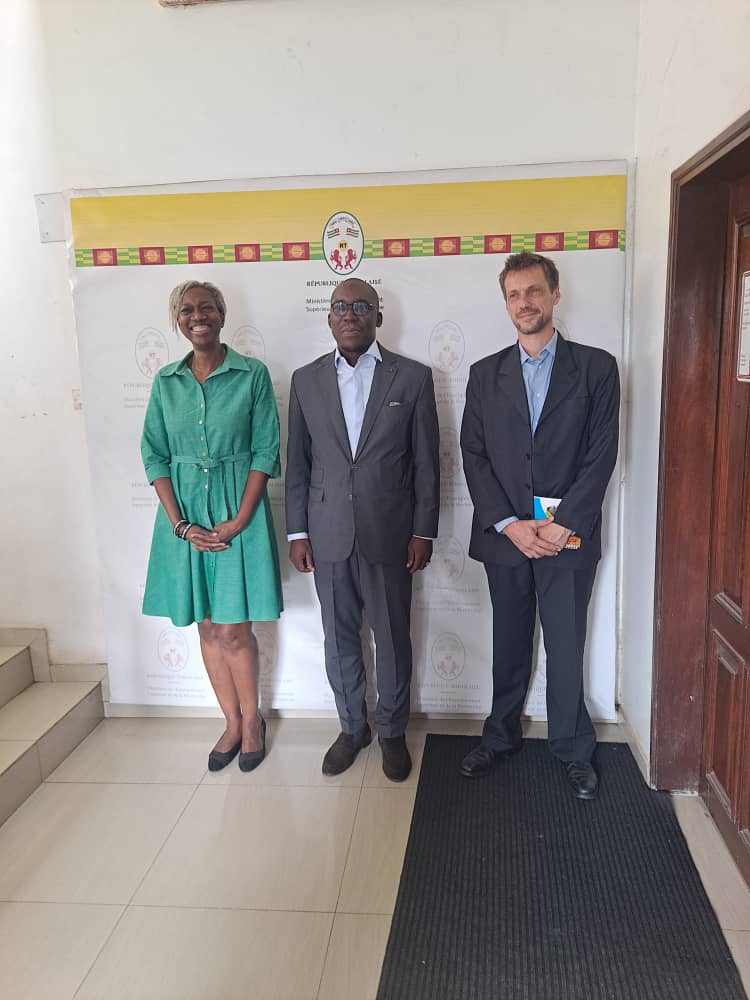 kmnatchaba's tweet photo. Heureux d'avoir pu échanger avec Mme @erinna_dia , Représentant résidente de @Unicef_Togo. Nous avons salué ensemble : 
- les progrès du #Togo dans le domaine de l'enseignement 
- notre convergence de vue pour continuer à relever les defis
#PourleTogo https://t.co/8YYvbQfb8f