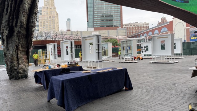 AYReport's tweet image. Is there an "art installation" (as #BarclaysCenter claims) emerging at Ticketmaster Plaza, or is it WNBA marketing of some kind?
atlanticyardsreport.blogspot.com/2025/07/is-the…