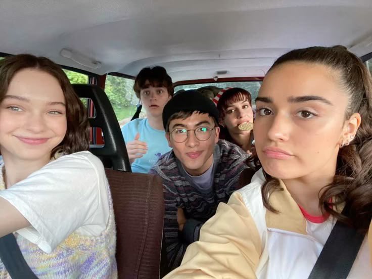 ememyerzs's tweet image. ⠀ ⠀ ⠀⠀
hoje  faz  exatamente  um  ano  de  ‘  a  good  girls  guide  to  murder  ’  e  eu  não  poderia  ser  mais  grata  por  isso.  Essa  série  me  fez  conhecer  pessoas  incríveis  e  que  amo  muito.  não  poderia  desejar  algo  melhor. ❤️🔨
⠀ ⠀ ⠀⠀