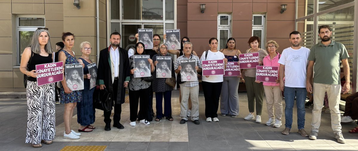 Selda Eller, boşanmak istediği erkek tarafından katledildi. Bir kadın daha, sistemin körlüğünde, iktidarın sessizliğinde, göz göre göre canice öldürüldü.

Bugün ailenin Avukatlarından biri olarak duruşmadaydım ama bu sadece hukuki değil, siyasi bir davadır. Kadınları korumayan,