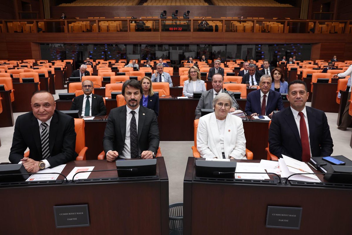 Bu ülkenin işçileri, memurları, emekçileri, yıllarca alın teri dökerek, sabahın karanlığında yola koyulup akşamın yorgunluğuyla eve dönerek, ülkenin ekonomisine ve kalkınmasına omuz verdi. Ancak şimdi, aynı yaşta ve benzer prim gününe sahip iki çalışandan birine "Sen hemen emekli